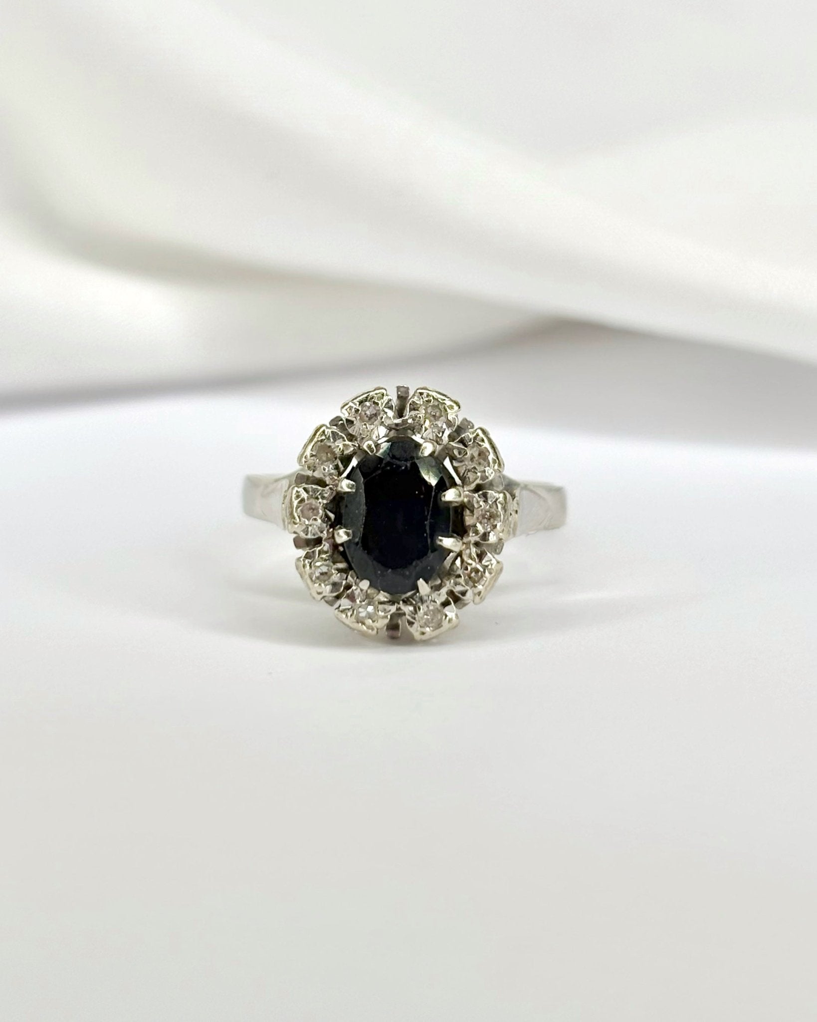 Bague Marguerite Saphir 1.55 carat &amp; Diamants "Isabelle" - Elliade Paris