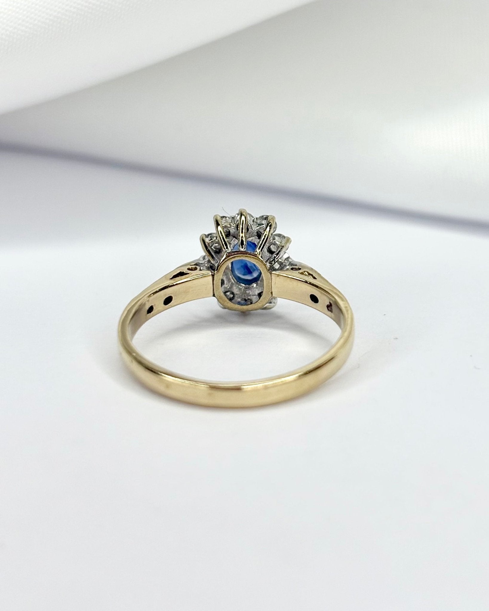 Bague Marguerite Saphir 1.58 carat &amp; 18 Diamants "Rebecca" - Elliade Paris