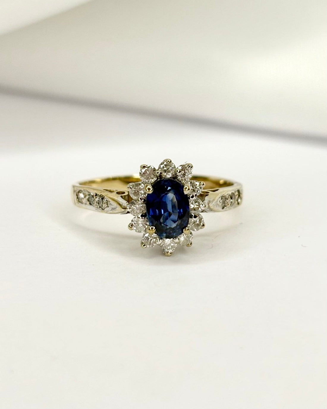 Bague Marguerite Saphir 1.58 carat &amp; 18 Diamants &quot;Rebecca&quot; - Elliade Paris