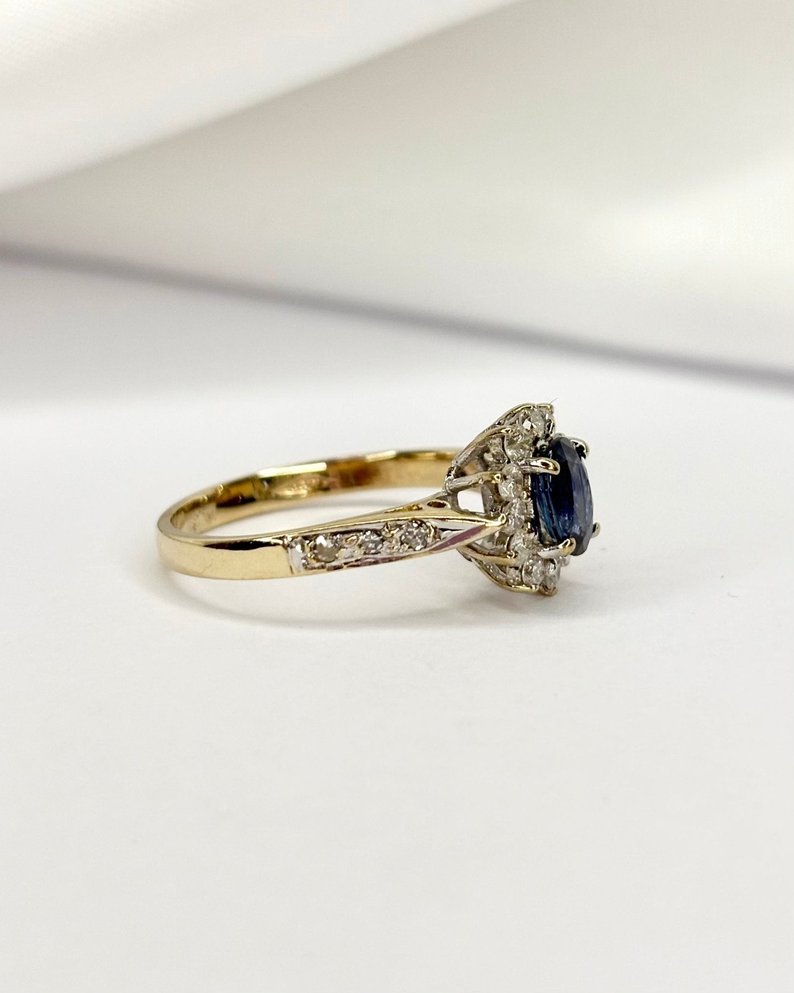 Bague Marguerite Saphir 1.58 carat &amp; 18 Diamants "Rebecca" - Elliade Paris
