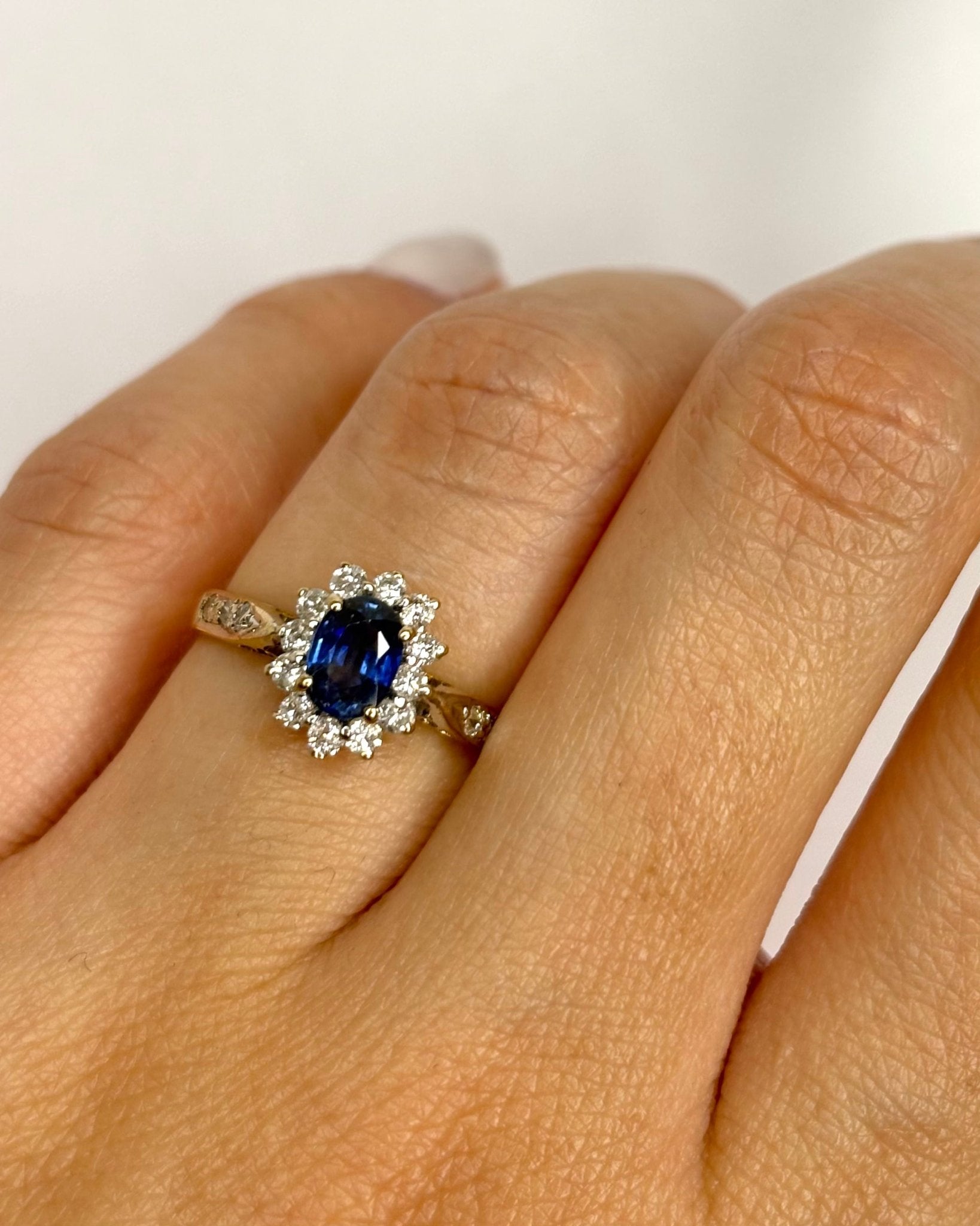 Bague Marguerite Saphir 1.58 carat &amp; 18 Diamants "Rebecca" - Elliade Paris