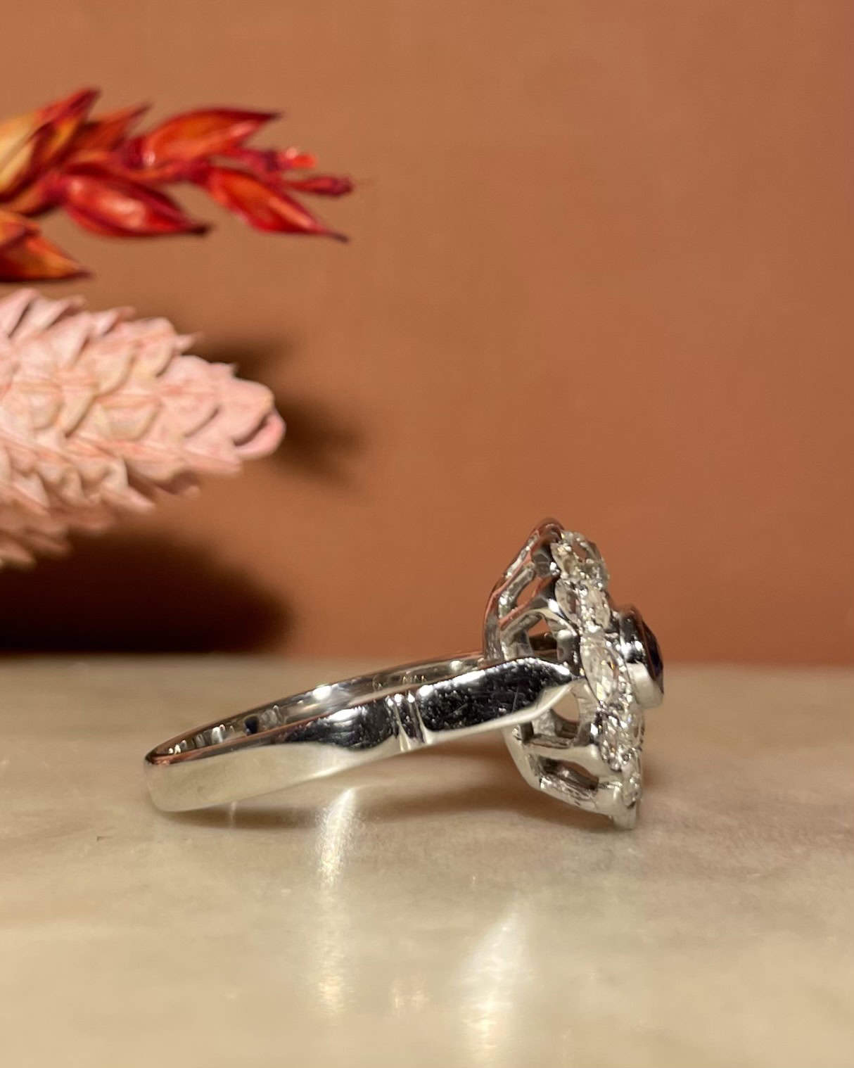 Bague Marguerite Saphir &amp; 16 Diamants "Sherry" - Elliade Paris