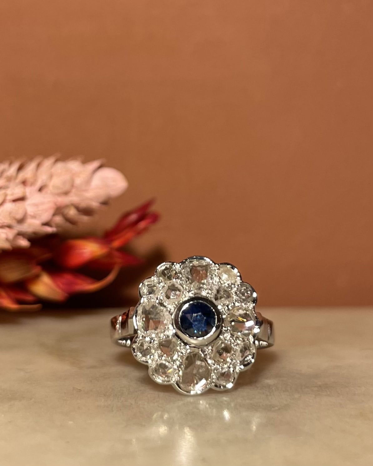 Bague Marguerite Saphir &amp; 16 Diamants "Sherry" - Elliade Paris