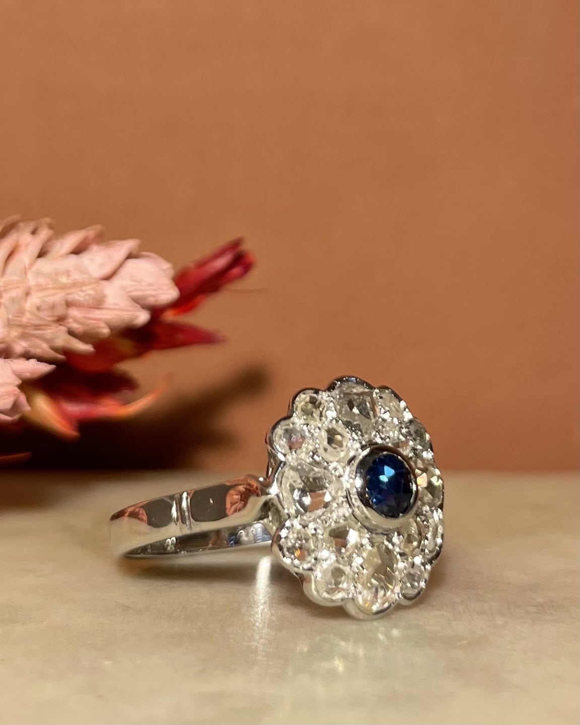 Bague Marguerite Saphir &amp; 16 Diamants "Sherry" - Elliade Paris