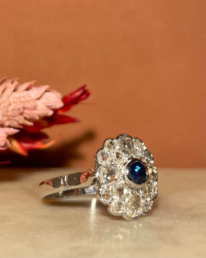 Bague Marguerite Saphir &amp; 16 Diamants &quot;Sherry&quot; - Elliade Paris