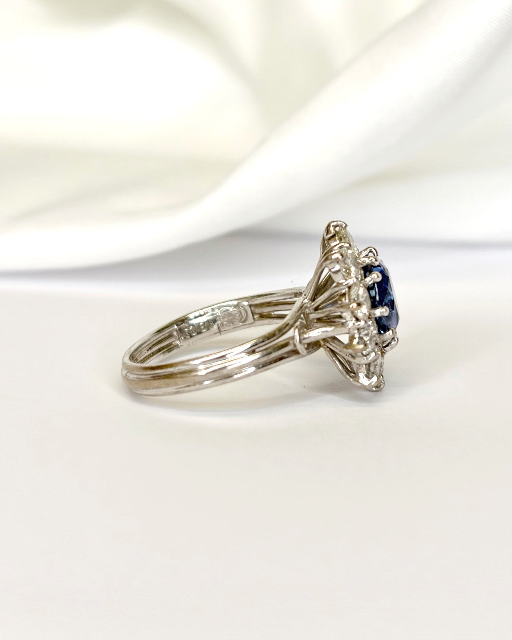 Bague Marguerite Saphir 1.60 carat &amp; Diamants 1.50 carat "Philippa" - Elliade Paris