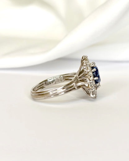 Bague Marguerite Saphir 1.60 carat &amp; Diamants 1.50 carat "Philippa" - Elliade Paris