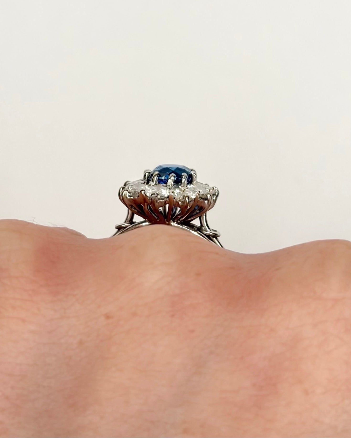 Bague Marguerite Saphir 1.60 carat &amp; Diamants 1.50 carat "Philippa" - Elliade Paris