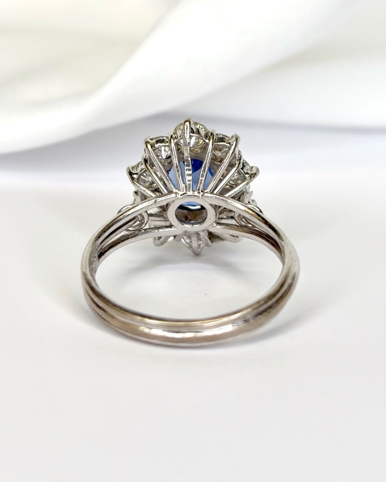 Bague Marguerite Saphir 1.60 carat &amp; Diamants 1.50 carat "Philippa" - Elliade Paris
