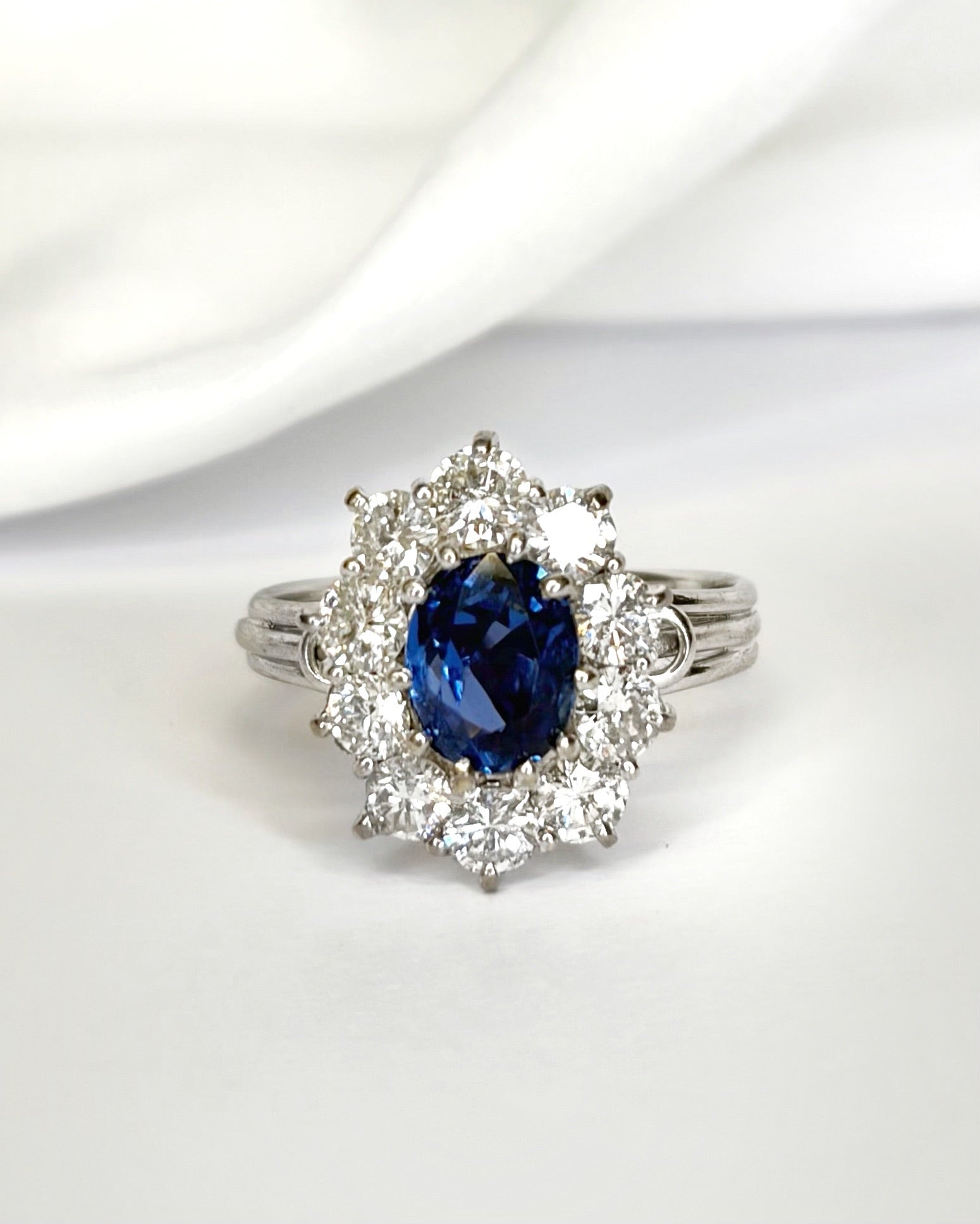 Bague Marguerite Saphir 1.60 carat &amp; Diamants 1.50 carat "Philippa" - Elliade Paris