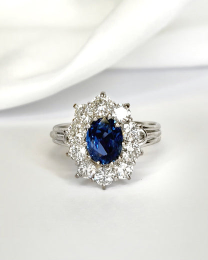 Bague Marguerite Saphir 1.60 carat &amp; Diamants 1.50 carat "Philippa" - Elliade Paris