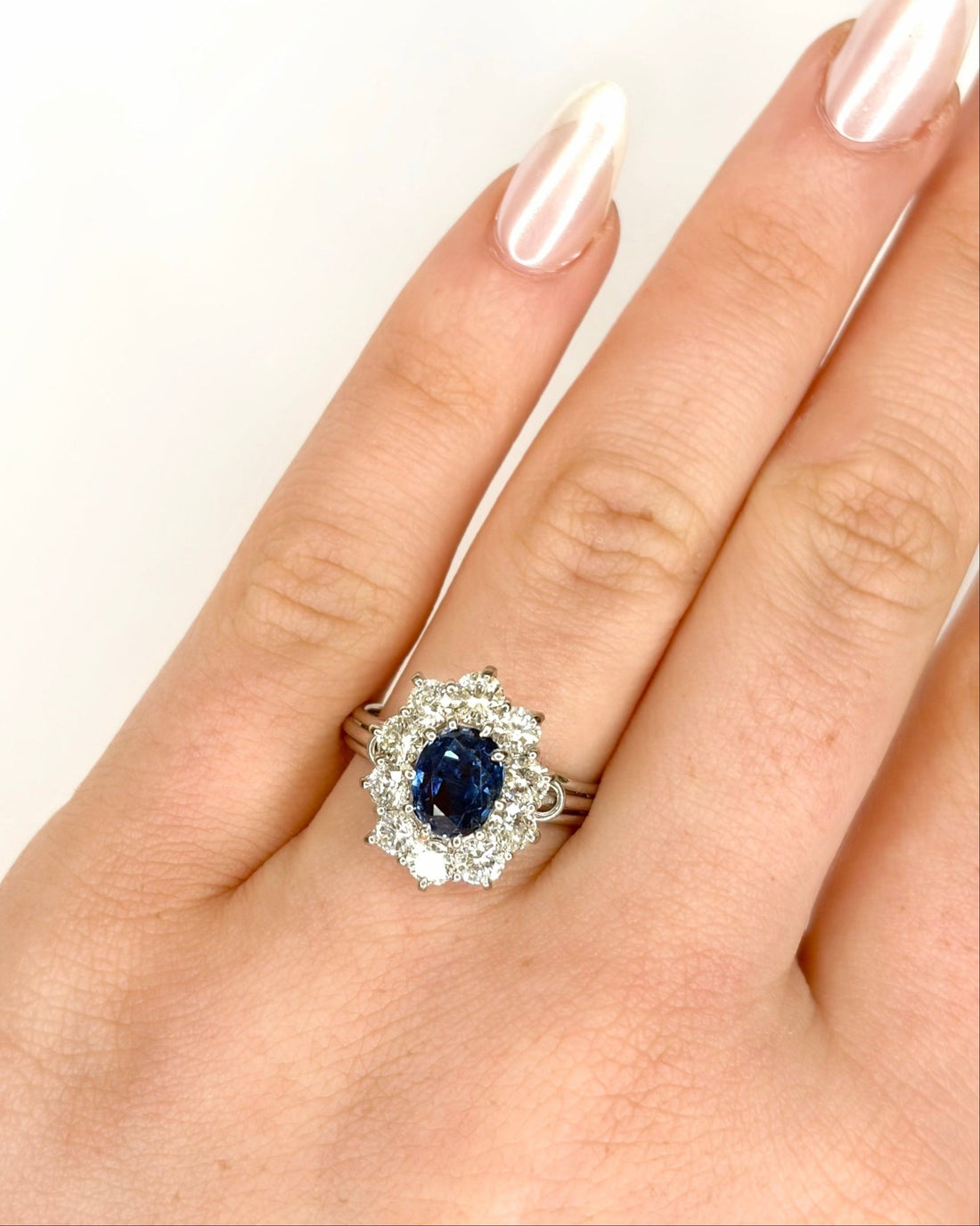 Bague Marguerite Saphir 1.60 carat &amp; Diamants 1.50 carat "Philippa" - Elliade Paris