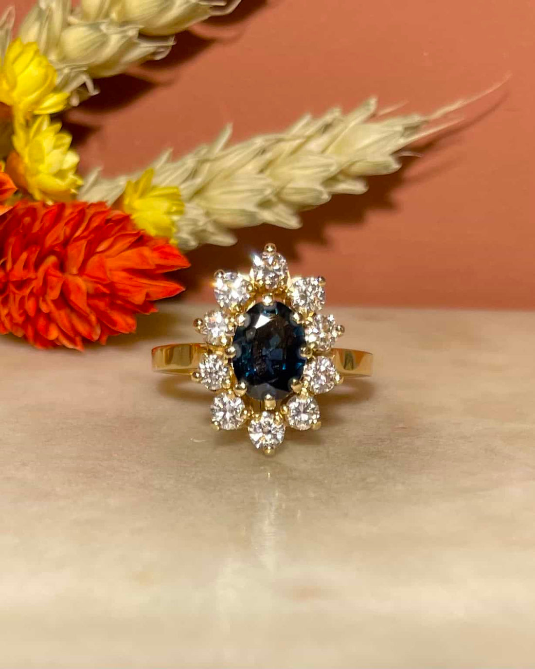 Bague Marguerite Saphir 1.60 carat &amp; Diamants &quot;Aurore&quot; - Elliade Paris