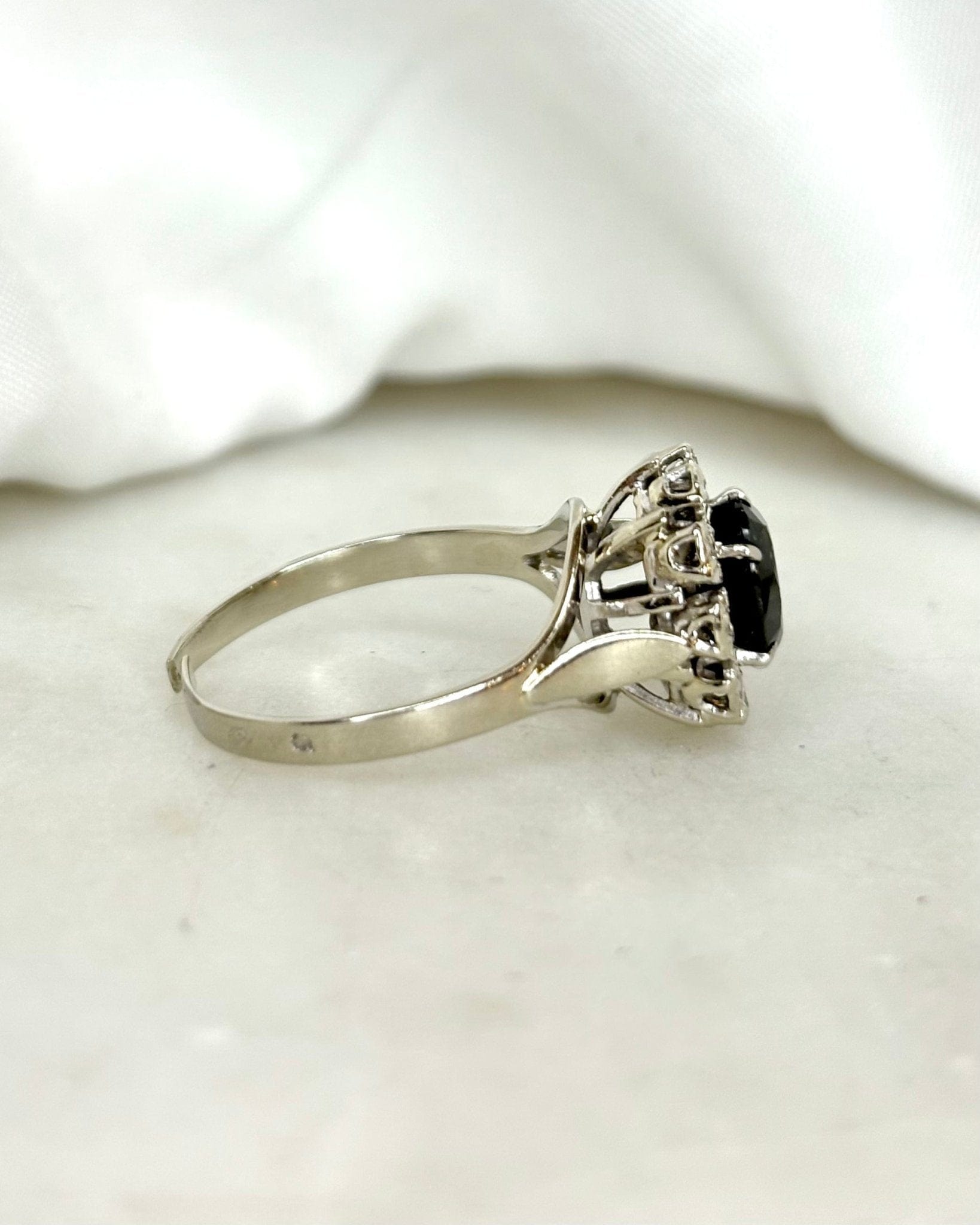 Bague Marguerite Saphir 1.60 carat &amp; Diamants "Manna" - Elliade Paris