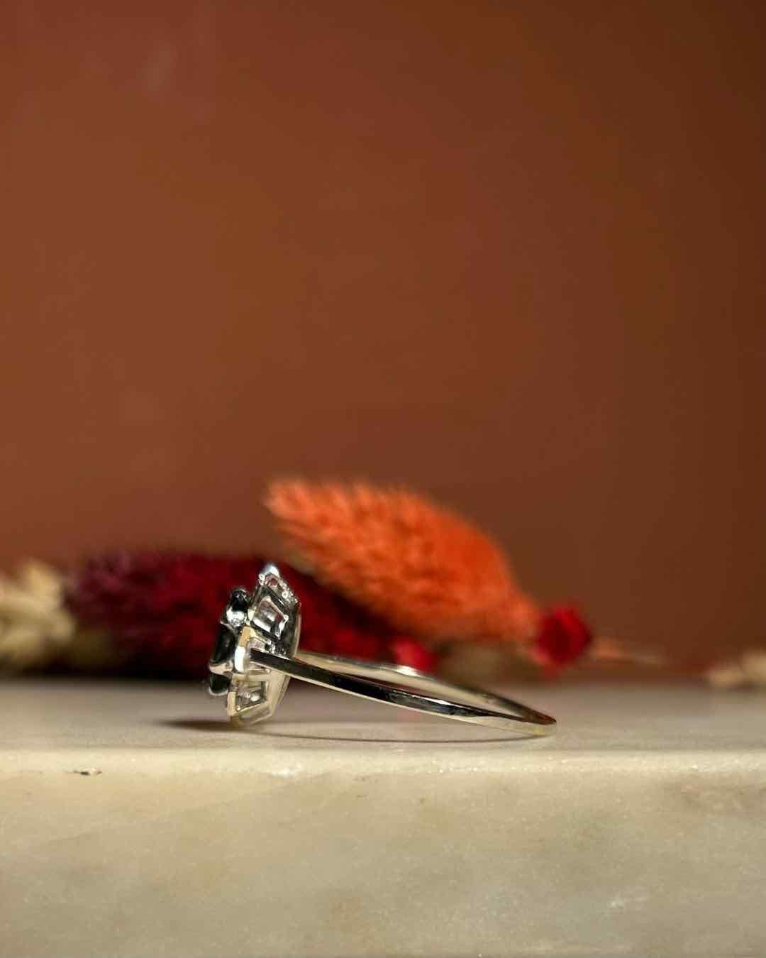 Bague Marguerite Saphir 1.60 carat &amp; Diamants &quot;Odessa&quot; - Elliade Paris