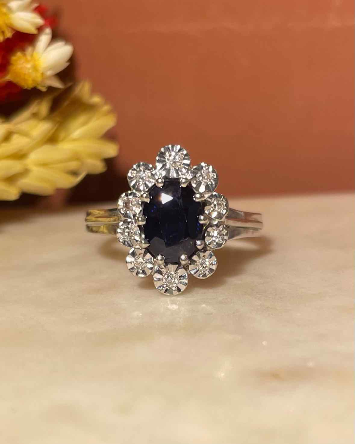 Bague Marguerite Saphir 1.60 carats &amp; Diamants "Kaya" - Elliade Paris