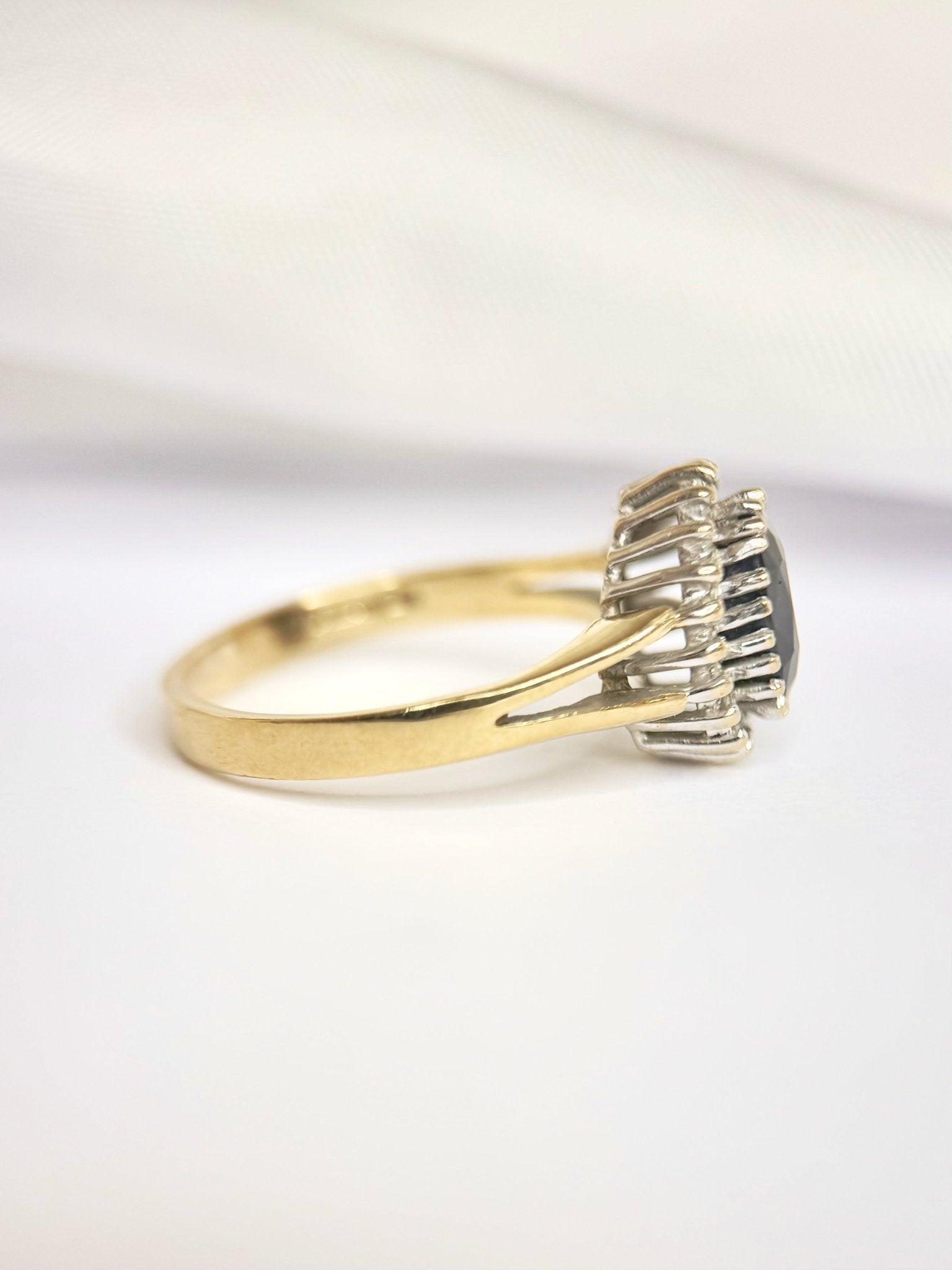Bague Marguerite Saphir 1.62 carat &amp; Diamants 0.20 carat "Jennifer" - Elliade Paris