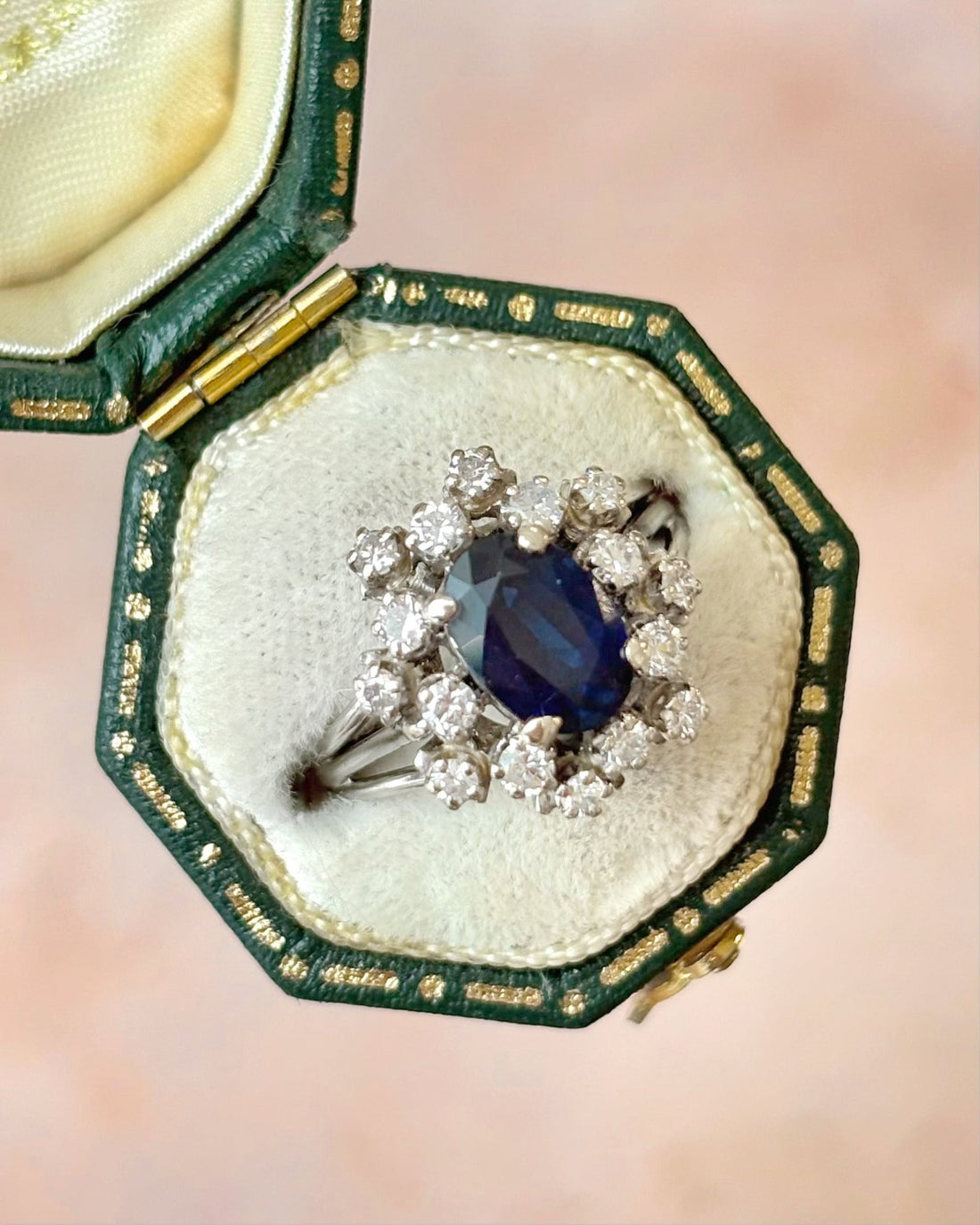 Bague Marguerite Saphir 1.65 carat &amp; Diamants 0.40 carat "Camille" - Elliade Paris