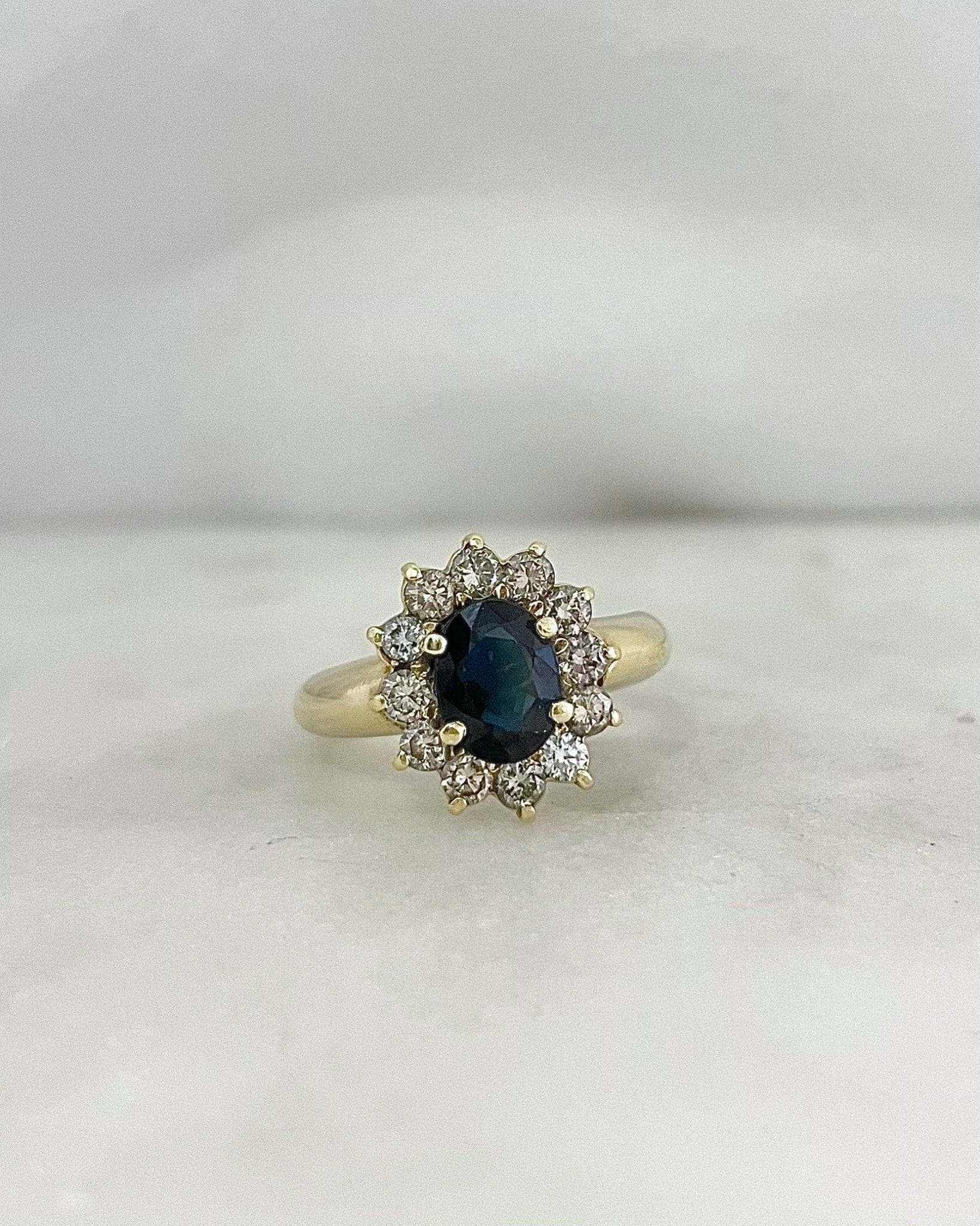 Bague Marguerite Saphir 1.65 carat &amp; Diamants "Céleste" - Elliade Paris