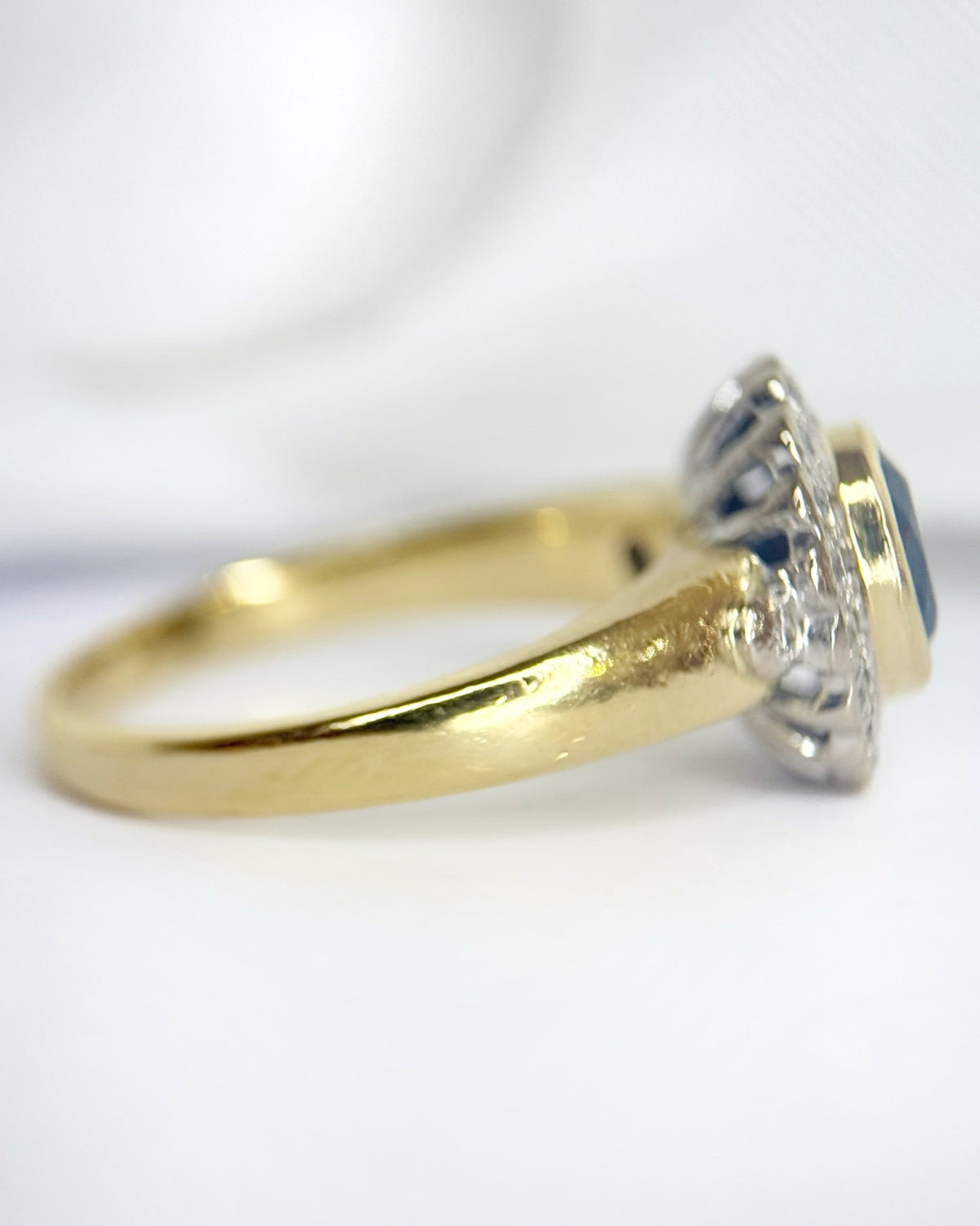 Bague Marguerite Saphir 1.70 carat &amp; Diamants 0.36 carat "Léonie" - Elliade Paris