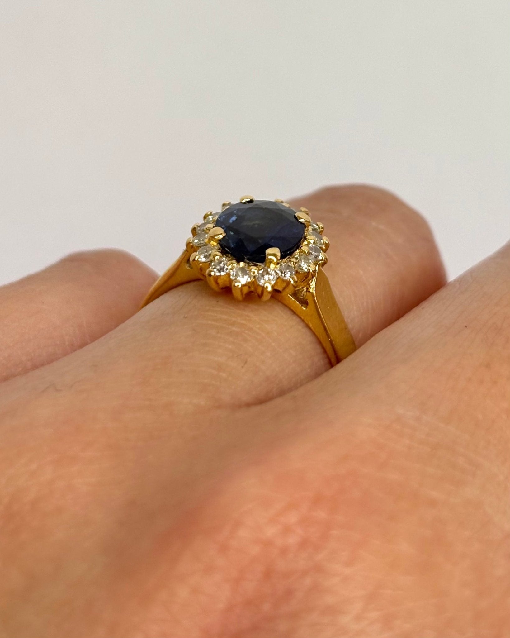 Bague Marguerite Saphir 1.70 carat &amp; Diamants "Caitlin" - Elliade Paris