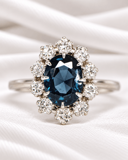 Bague Marguerite Saphir 1.70 carat &amp; Diamants "Faustine" - Elliade Paris