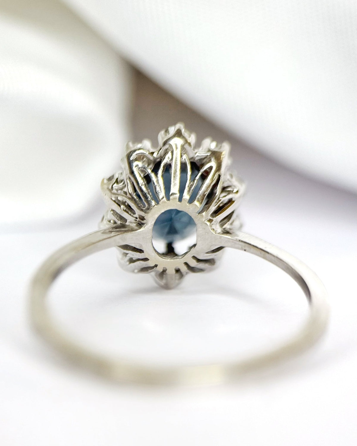 Bague Marguerite Saphir 1.70 carat &amp; Diamants "Faustine" - Elliade Paris