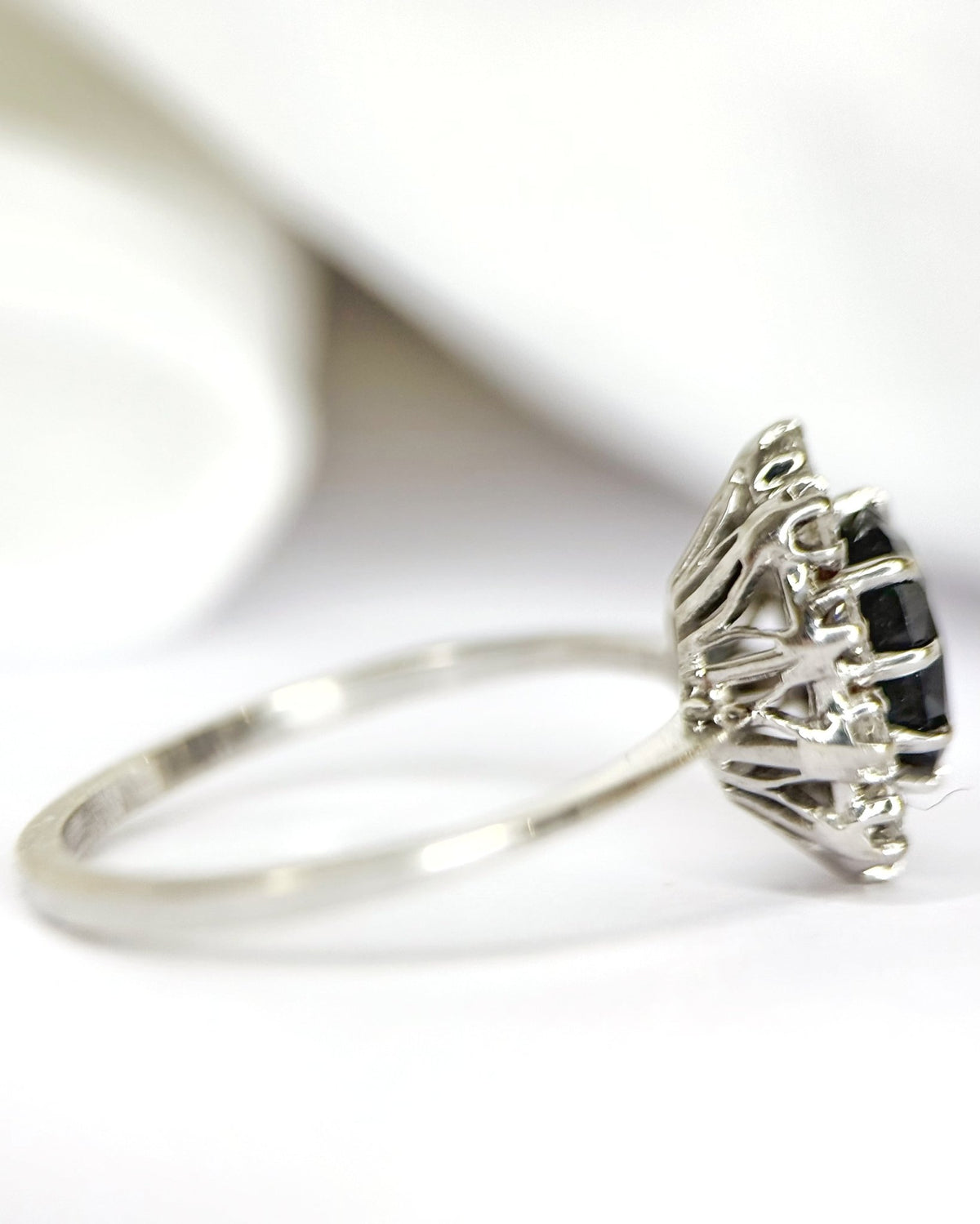Bague Marguerite Saphir 1.70 carat &amp; Diamants "Faustine" - Elliade Paris