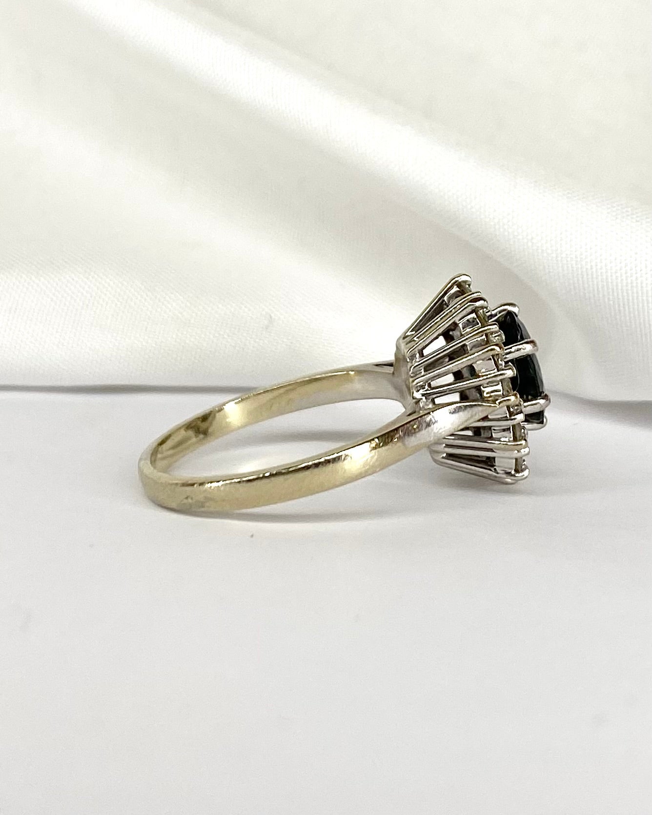 Bague Marguerite Saphir 1.75 carat &amp; Diamants 0.84 carat "Anaïs" - Elliade Paris