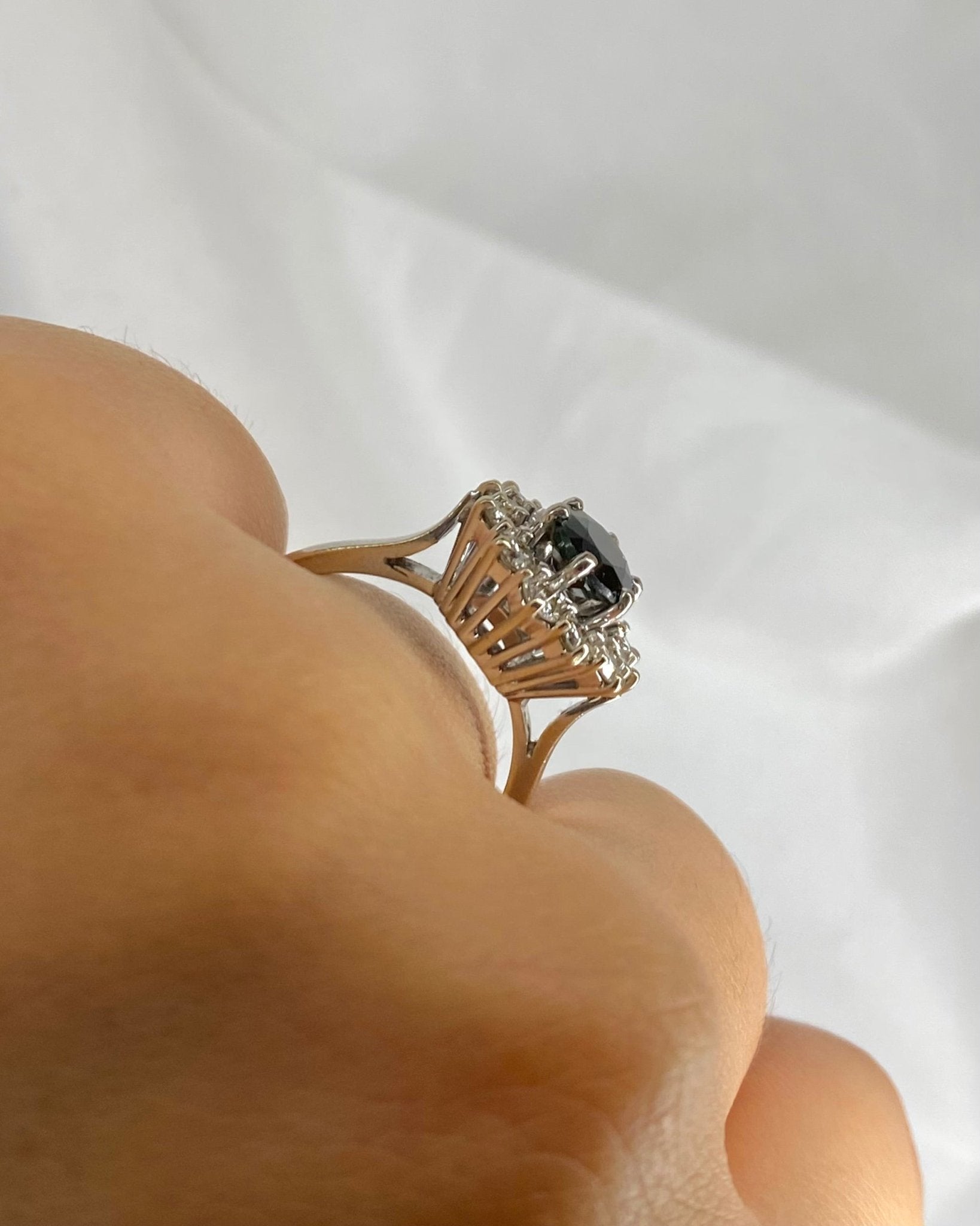 Bague Marguerite Saphir 1.75 carat &amp; Diamants 0.84 carat "Anaïs" - Elliade Paris