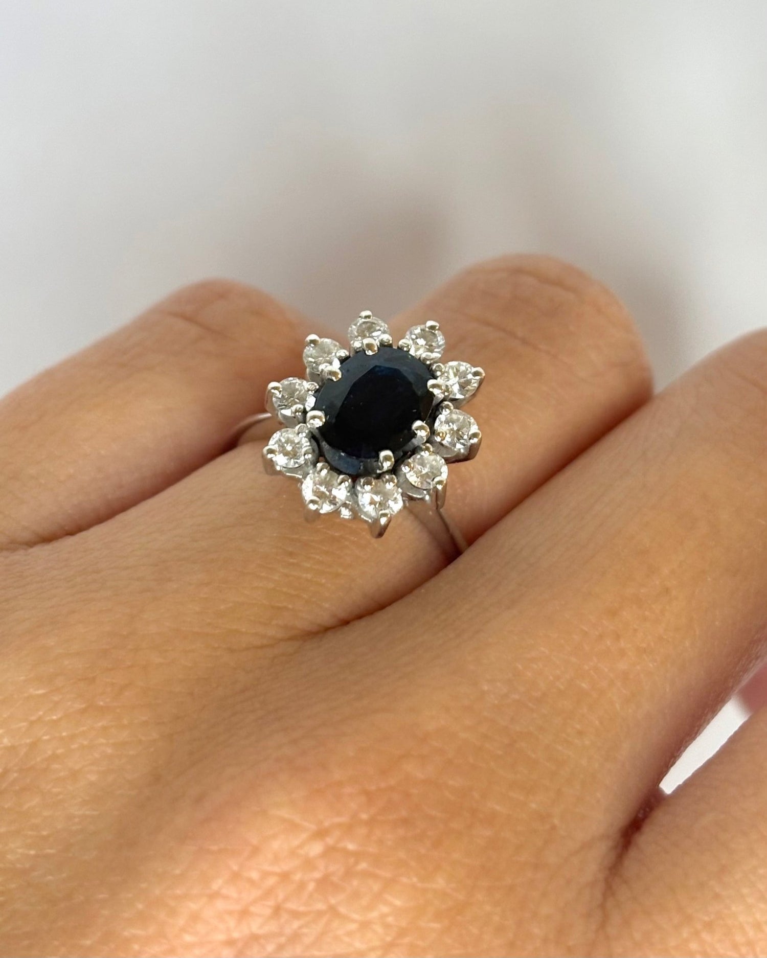 Bague Marguerite Saphir 1.75 ct &amp; Diamants 0.60 ct &quot;Apolline&quot; - Elliade Paris