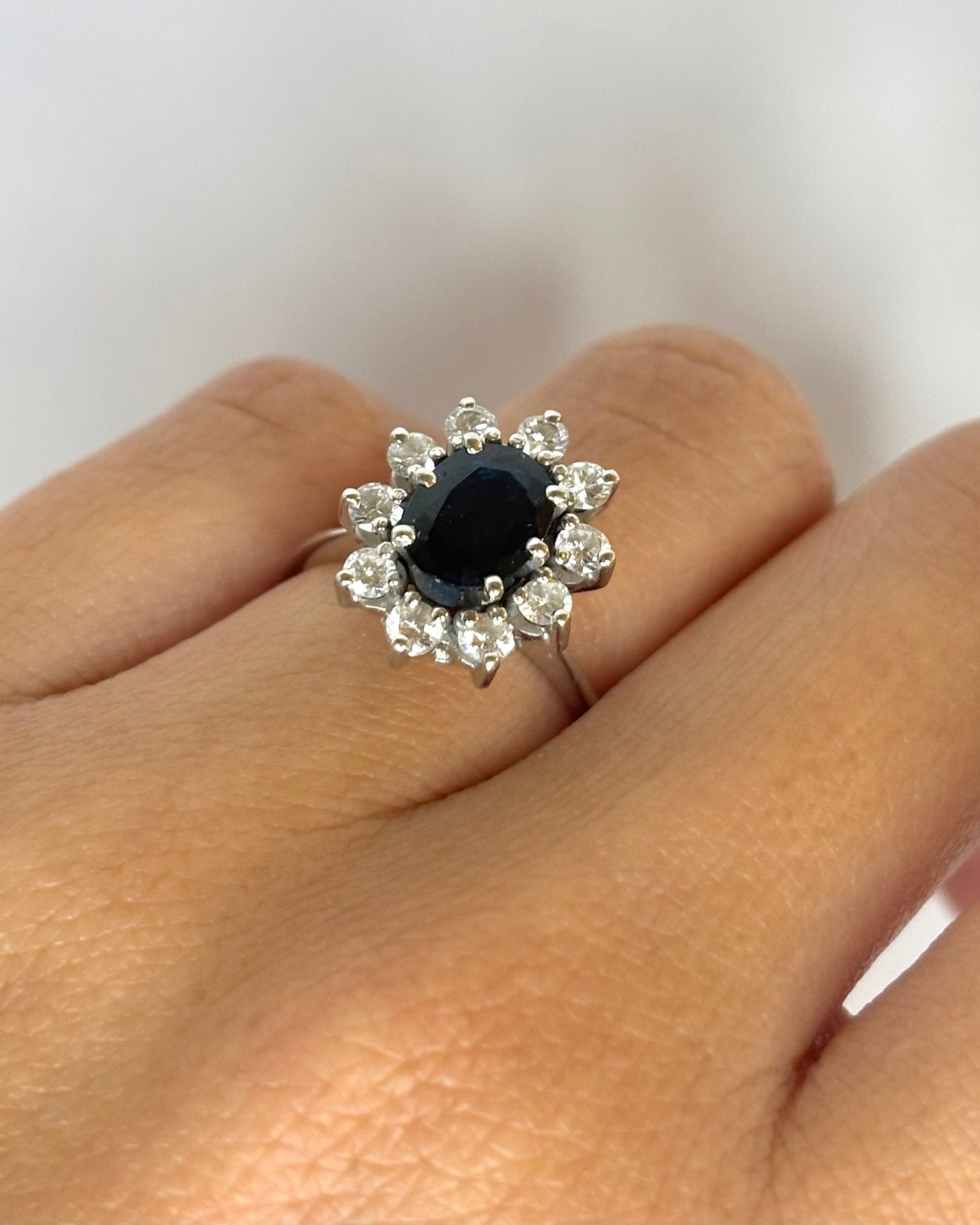 Bague Marguerite Saphir 1.75 ct &amp; Diamants 0.60 ct "Apolline" - Elliade Paris