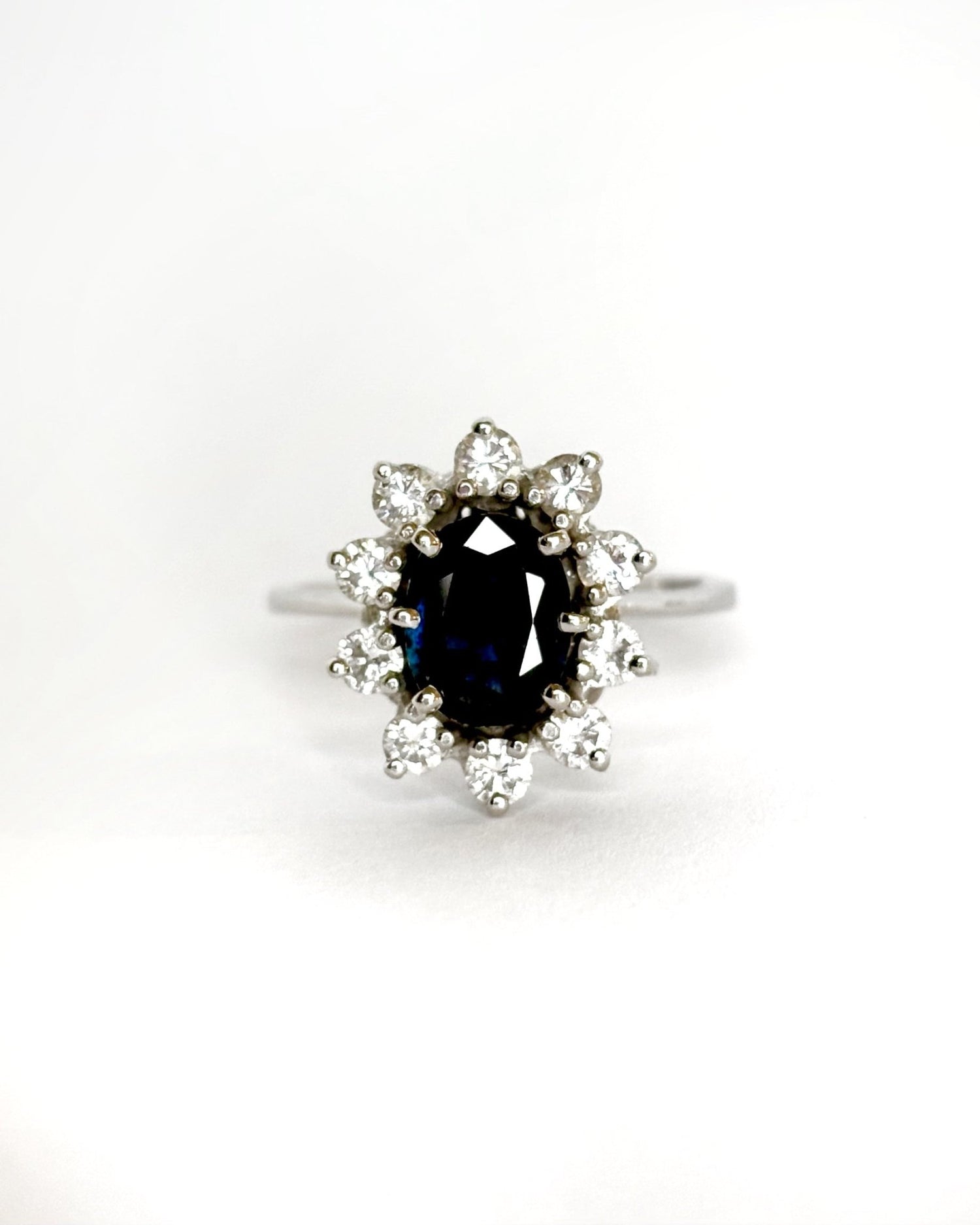 Bague Marguerite Saphir 1.75 ct &amp; Diamants 0.60 ct &quot;Apolline&quot; - Elliade Paris