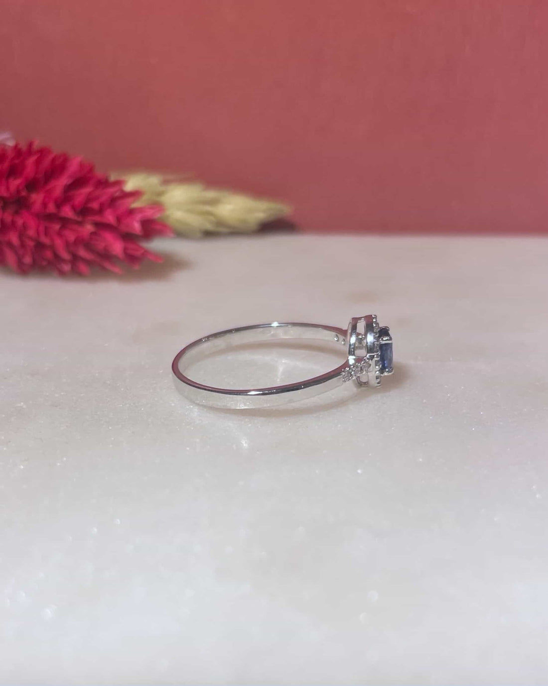 Bague Marguerite Saphir &amp; 18 Diamants &quot;Arielle&quot; - Elliade Paris