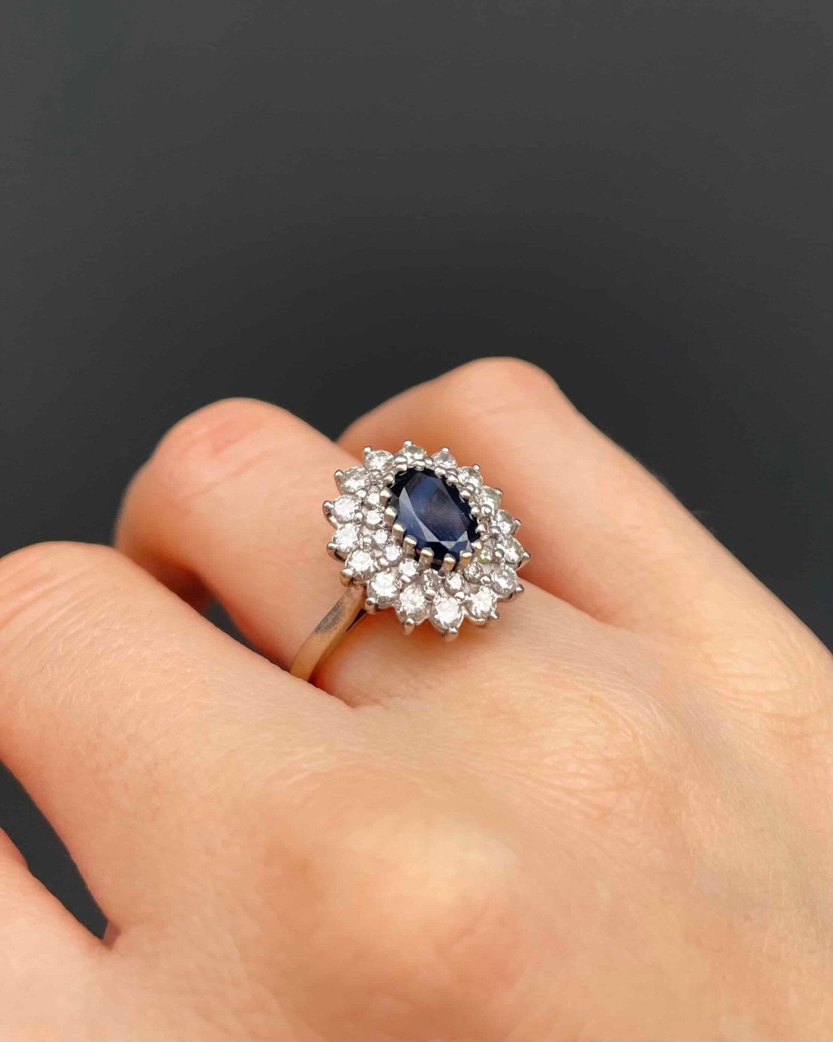 Bague Marguerite Saphir 1.80 carat &amp; 30 Diamants "Tamara" - Elliade Paris