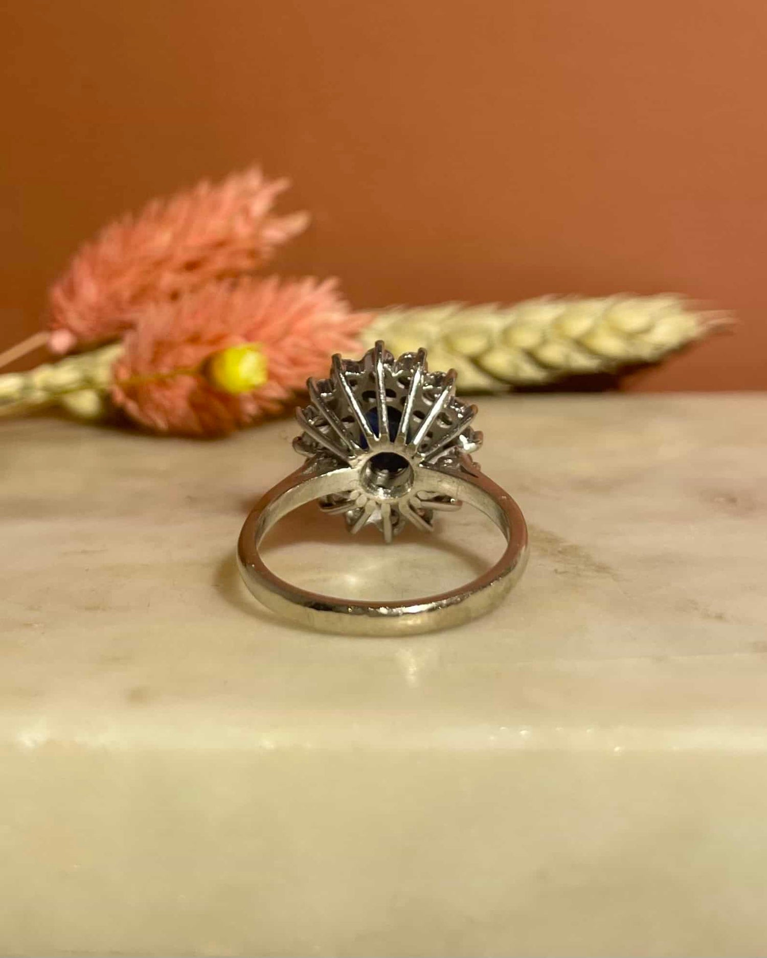 Bague Marguerite Saphir 1.80 carat &amp; 30 Diamants &quot;Tamara&quot; - Elliade Paris