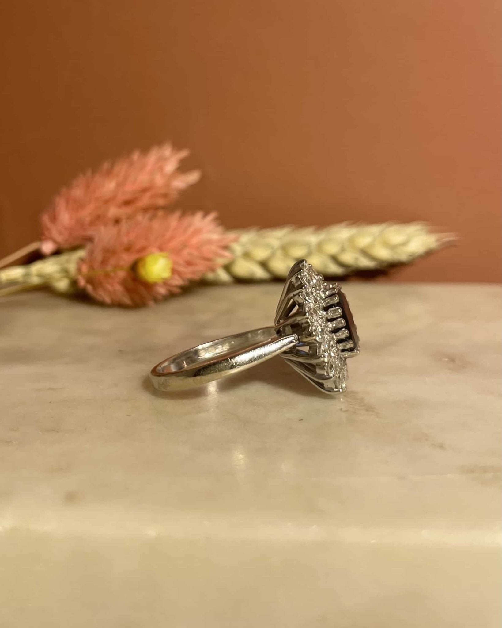 Bague Marguerite Saphir 1.80 carat &amp; 30 Diamants "Tamara" - Elliade Paris