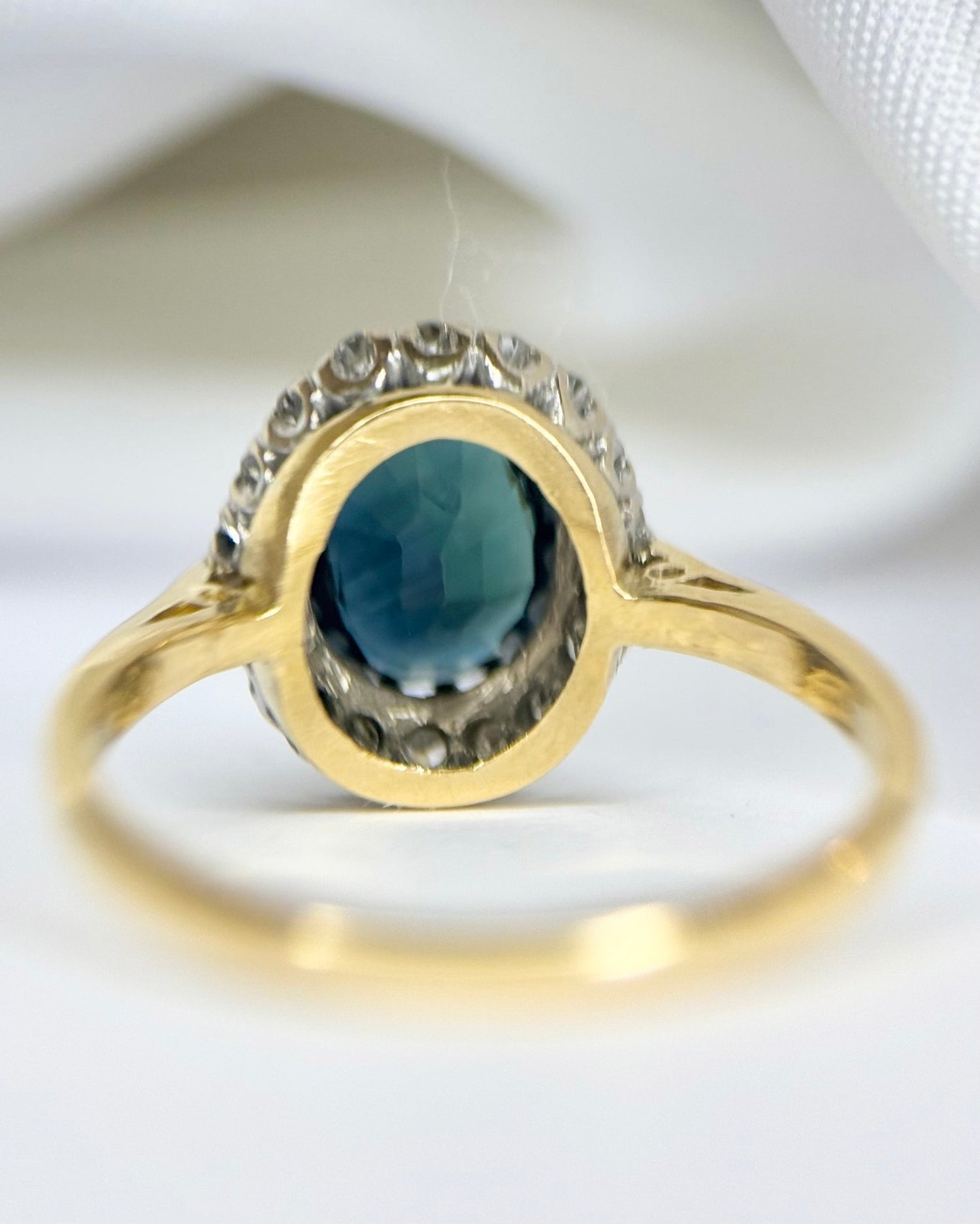 Bague Marguerite Saphir 1.80 carat &amp; Diamants 0.36 carat "Marinette" - Elliade Paris