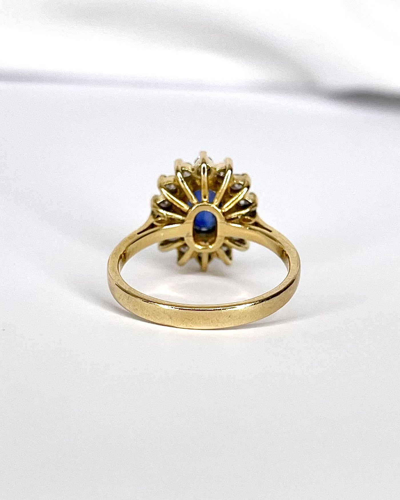 Bague Marguerite Saphir 1.80 carat &amp; Diamants 0.48 carat "Surya" - Elliade Paris