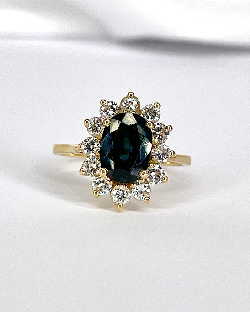 Bague Marguerite Saphir 1.80 carat &amp; Diamants 0.48 carat "Surya" - Elliade Paris