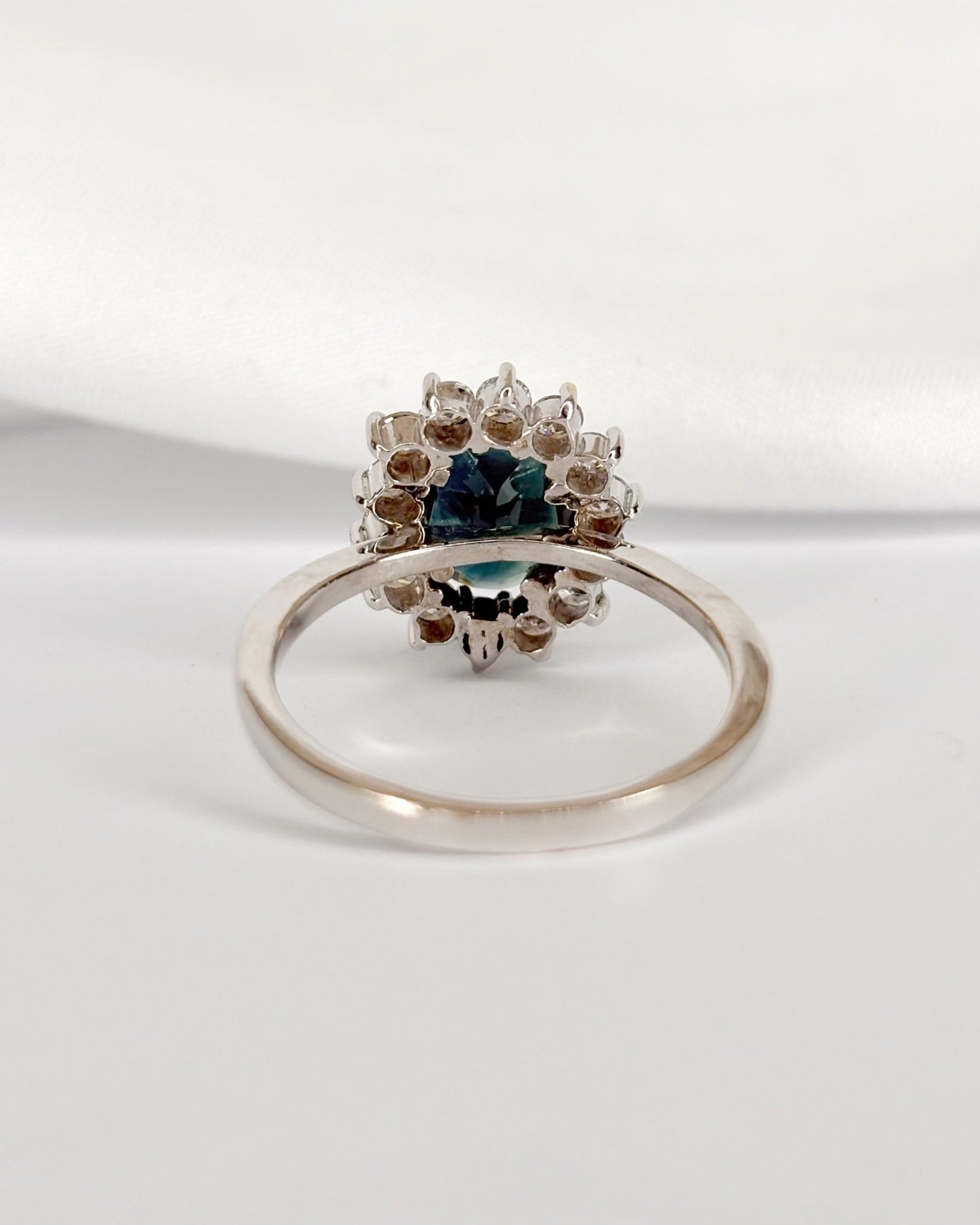 Bague Marguerite Saphir 1.80 carat &amp; Diamants 0.70 carat "Alyssa" - Elliade Paris