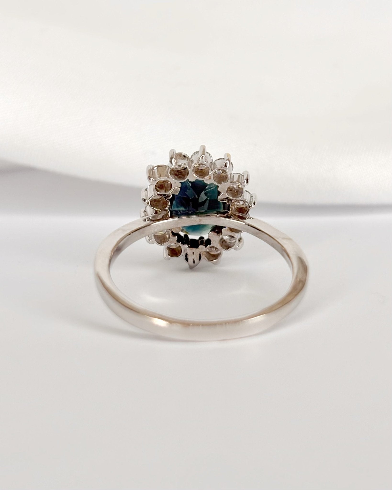 Bague Marguerite Saphir 1.80 carat &amp; Diamants 0.70 carat "Alyssa" - Elliade Paris