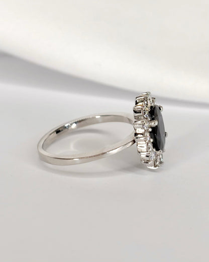 Bague Marguerite Saphir 1.80 carat &amp; Diamants 0.70 carat "Alyssa" - Elliade Paris
