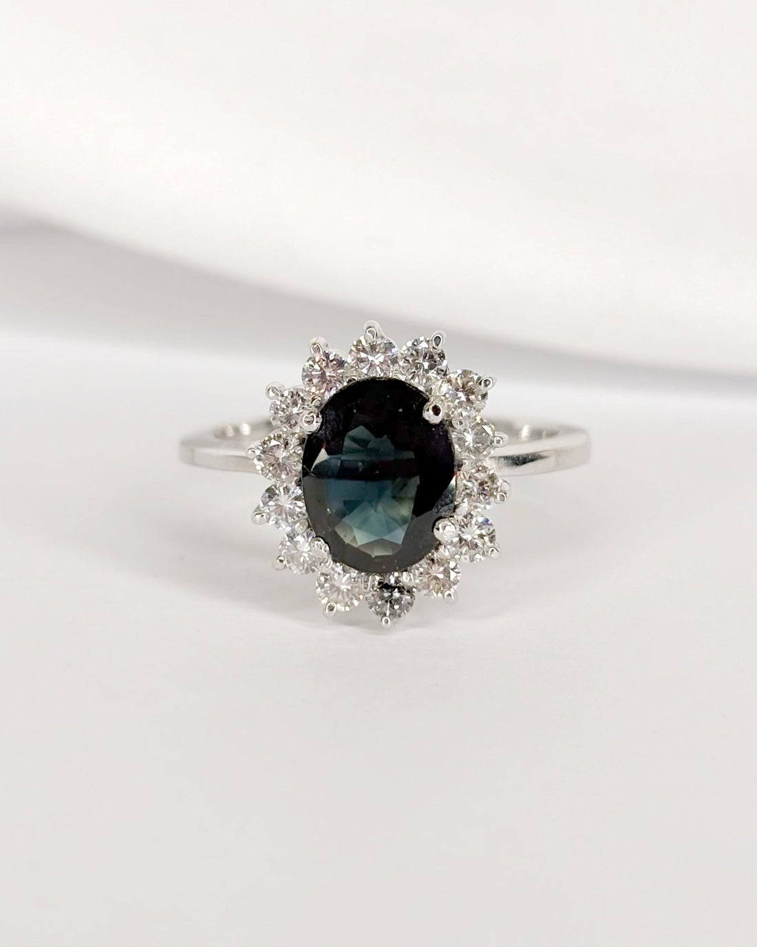 Bague Marguerite Saphir 1.80 carat &amp; Diamants 0.70 carat "Alyssa" - Elliade Paris