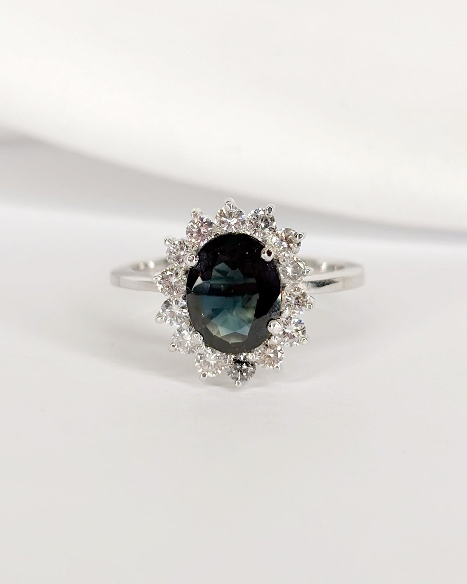 Bague Marguerite Saphir 1.80 carat &amp; Diamants 0.70 carat "Alyssa" - Elliade Paris