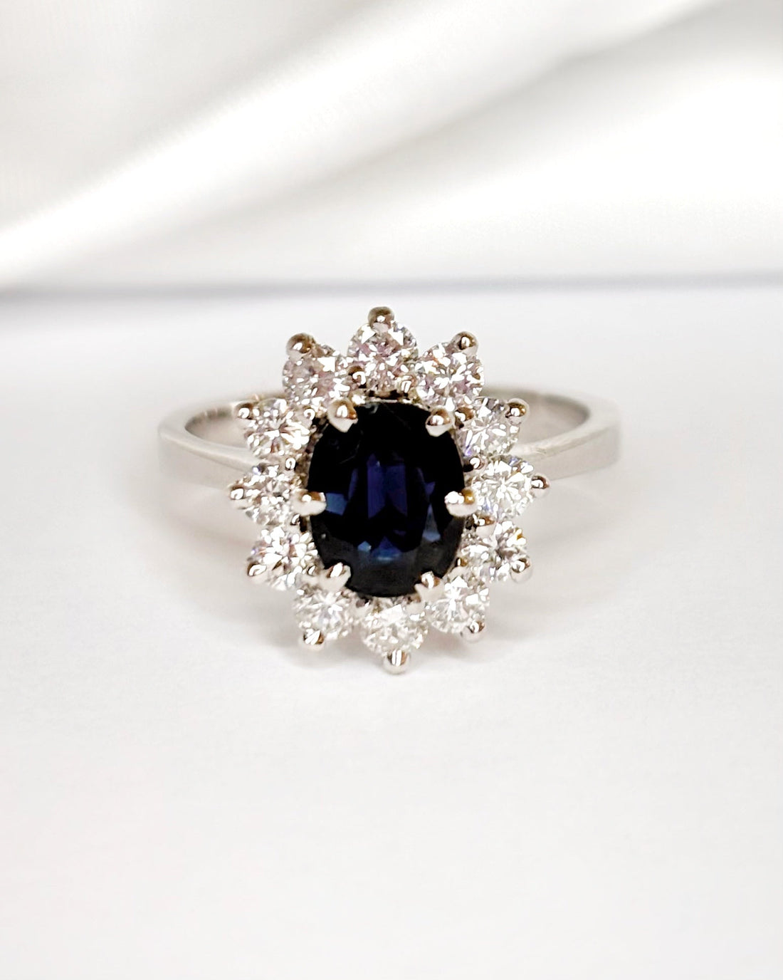 Bague Marguerite Saphir 1.80 carat &amp; Diamants 0.96 carat "Marjorie" - Elliade Paris