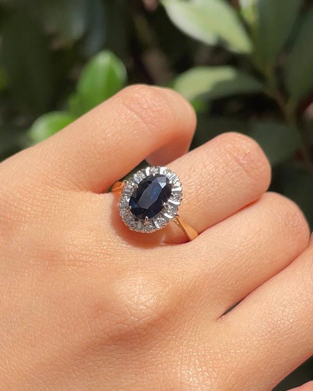 Bague Marguerite Saphir 1.80 carat &amp; Diamants "Coralie" - Elliade Paris