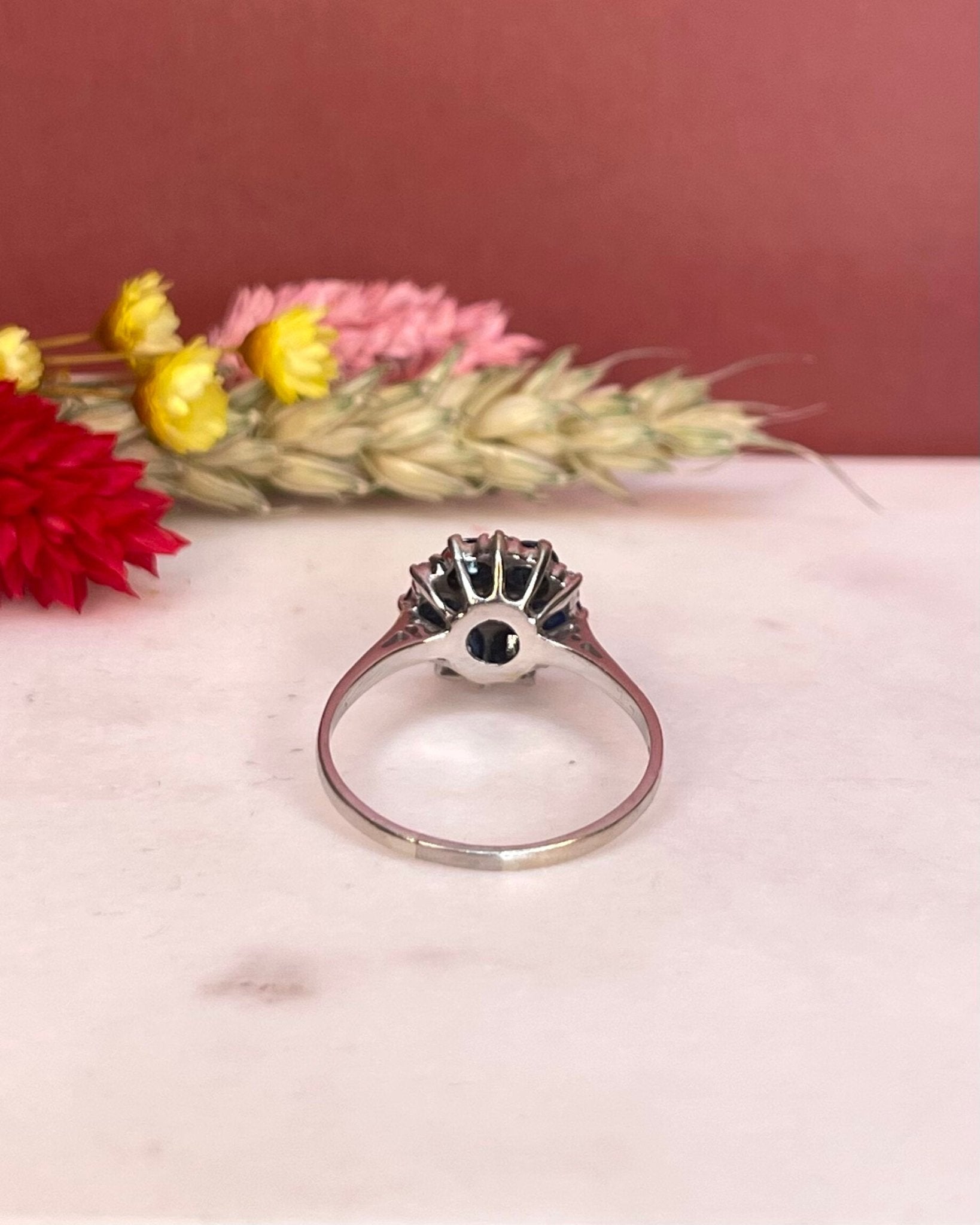 Bague Marguerite Saphir 1.80 carat &amp; Diamants "Flora" - Elliade Paris