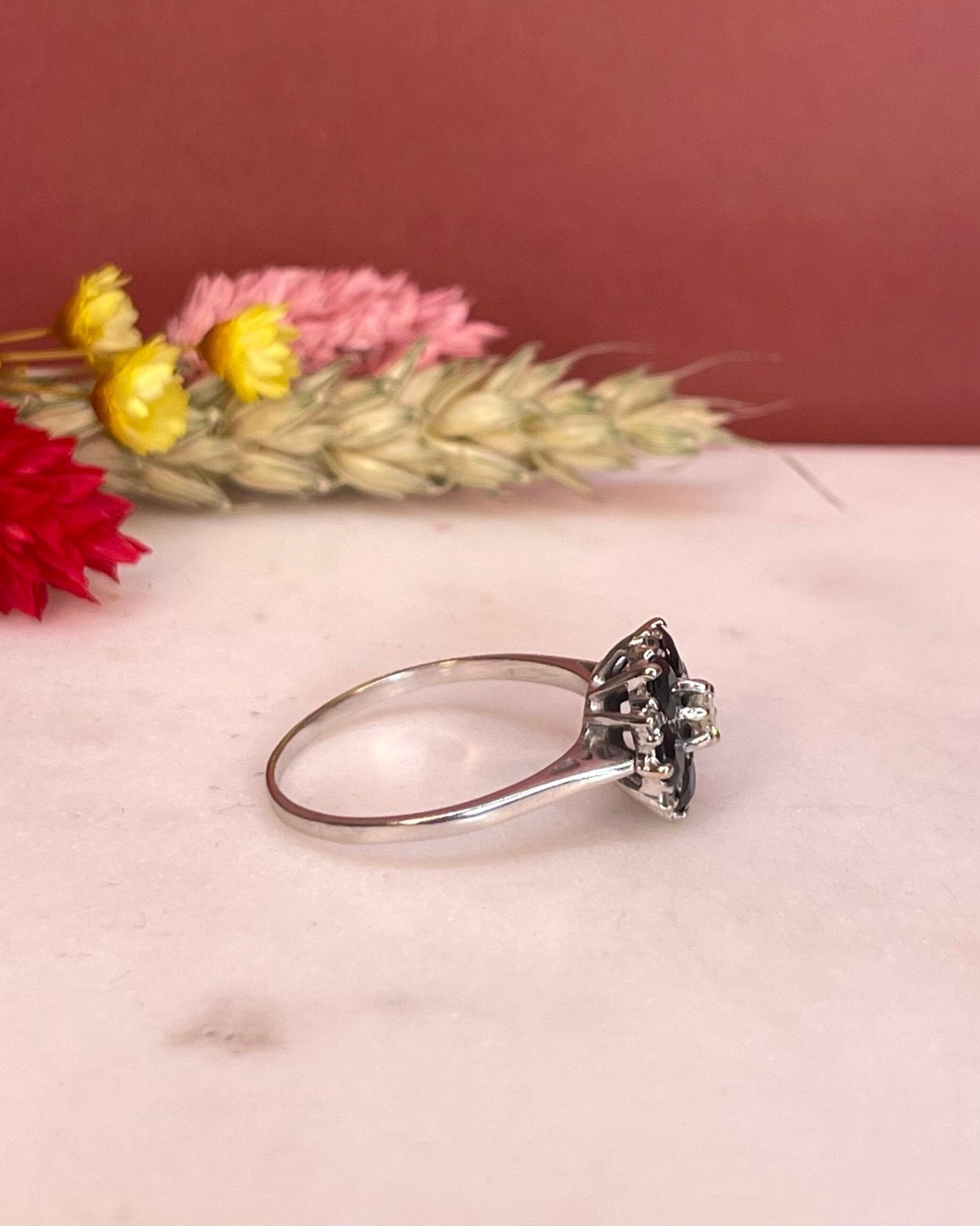 Bague Marguerite Saphir 1.80 carat &amp; Diamants "Flora" - Elliade Paris