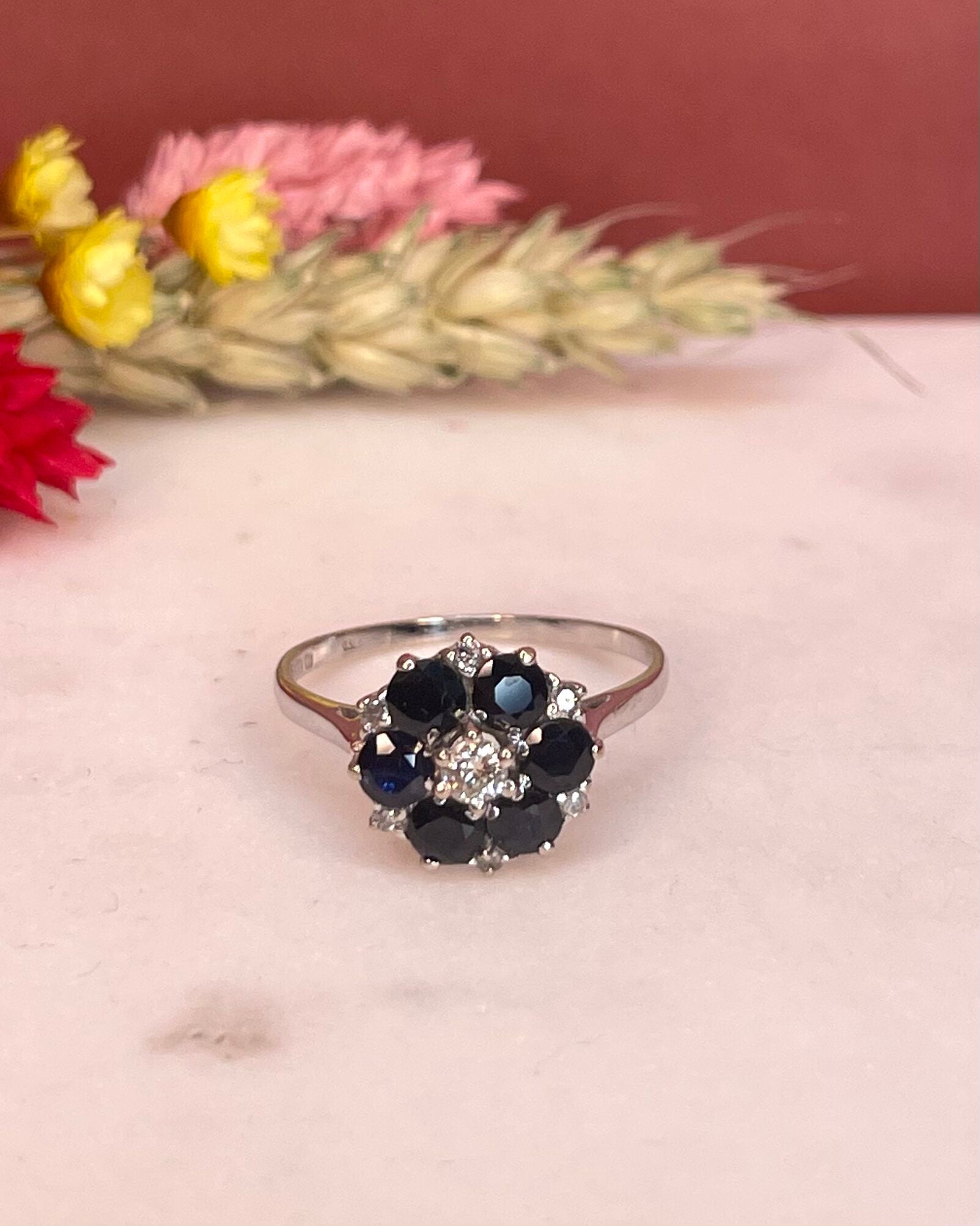 Bague Marguerite Saphir 1.80 carat &amp; Diamants "Flora" - Elliade Paris